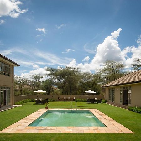 The Safari House Hotel Usa River Bagian luar foto