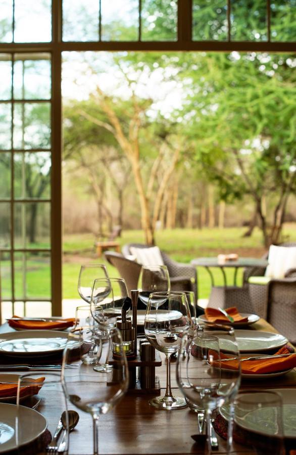 The Safari House Hotel Usa River Bagian luar foto
