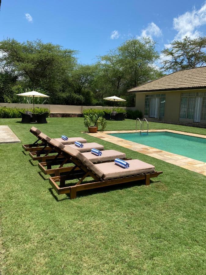 The Safari House Hotel Usa River Bagian luar foto