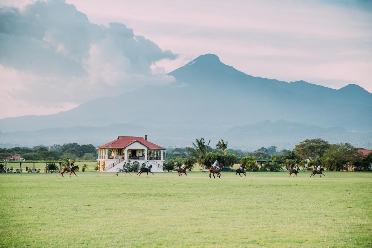 The Safari House Hotel Usa River Bagian luar foto