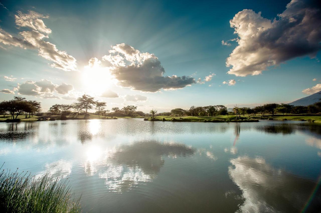 The Safari House Hotel Usa River Bagian luar foto